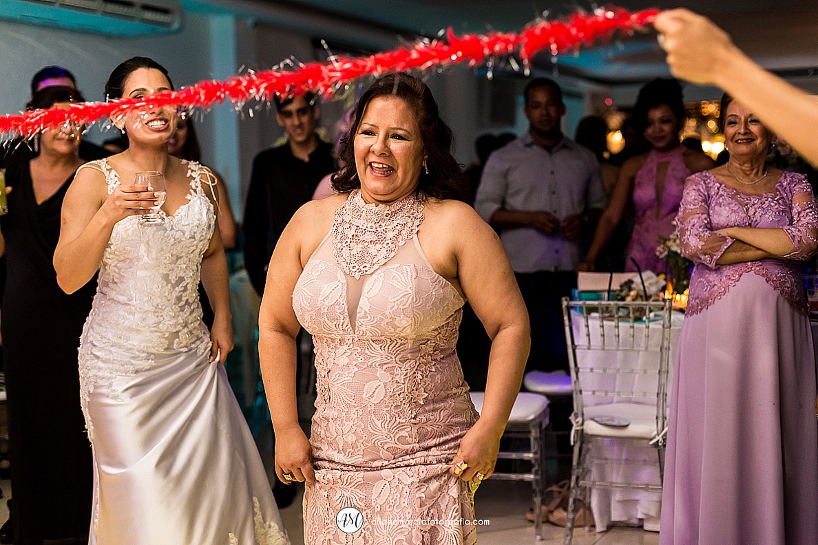 mãe da noiva dançando
