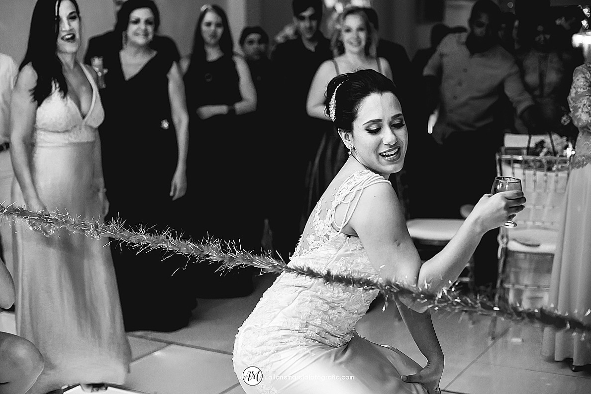 noiva passando pela corda na pista de dança