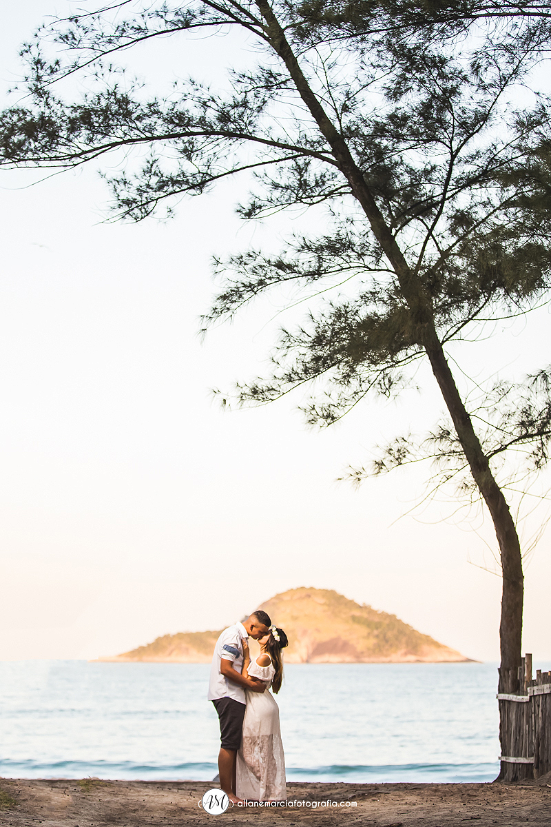 casal de beijando na praia de grumari