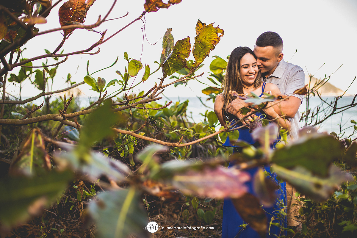 noivos sorrindo no ensaio pré-casamento