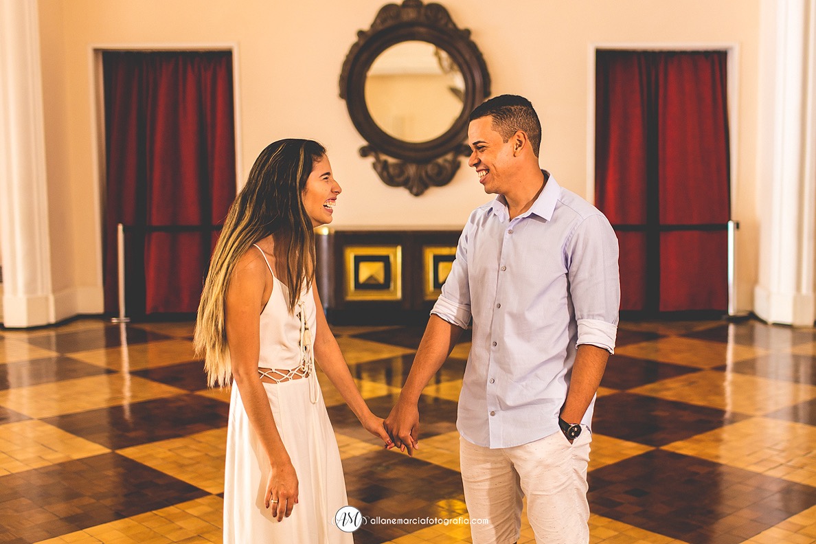 casal de mãos dadas
