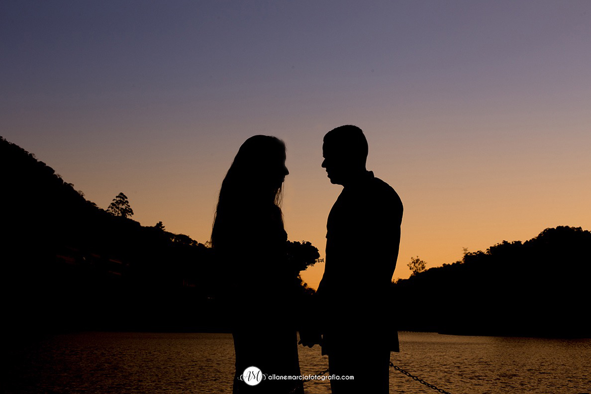 foto no por do sol de casamento