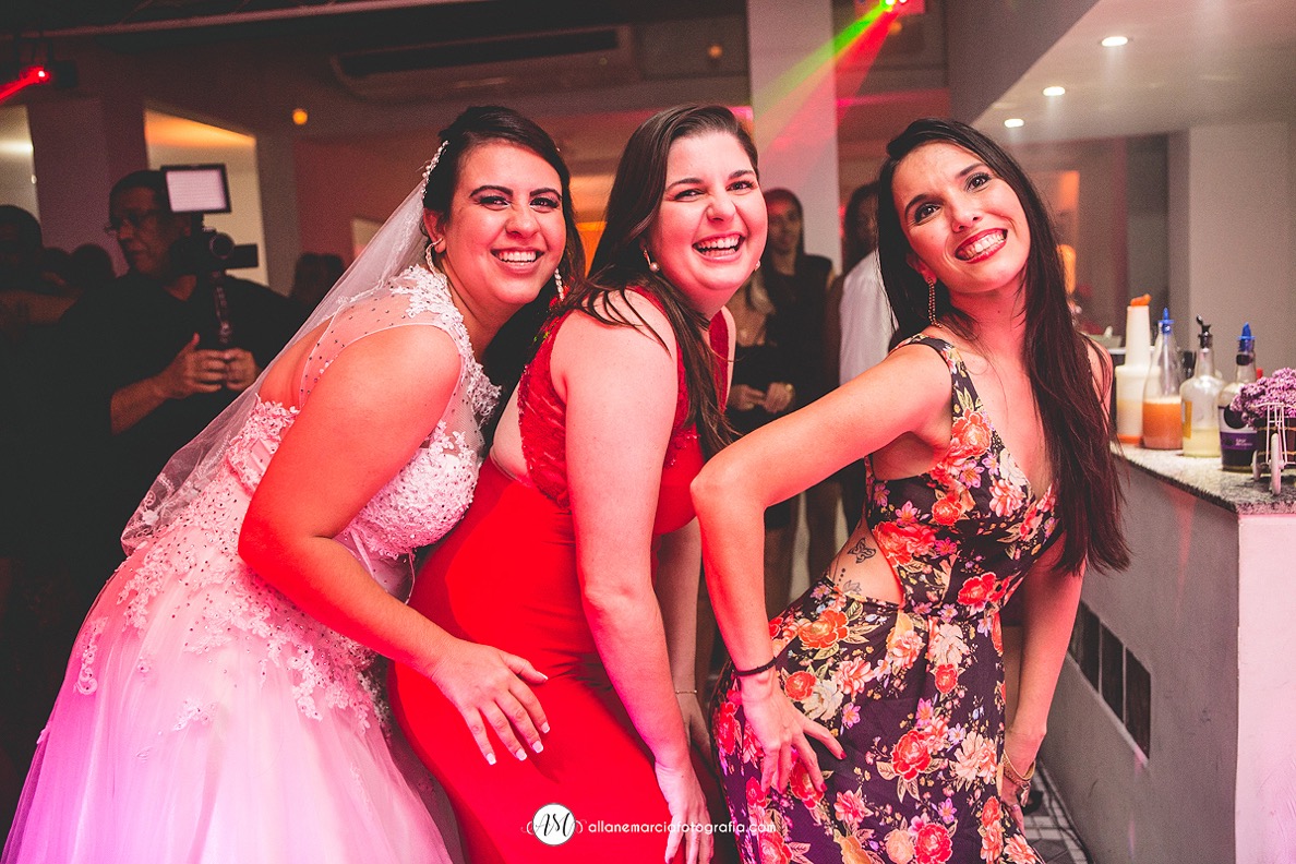 noiva com amigas na pista de dança