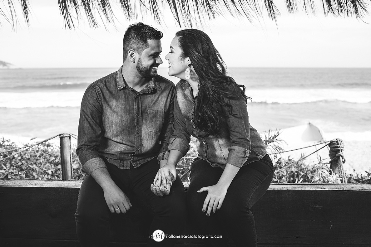casal de noivos sorrindo