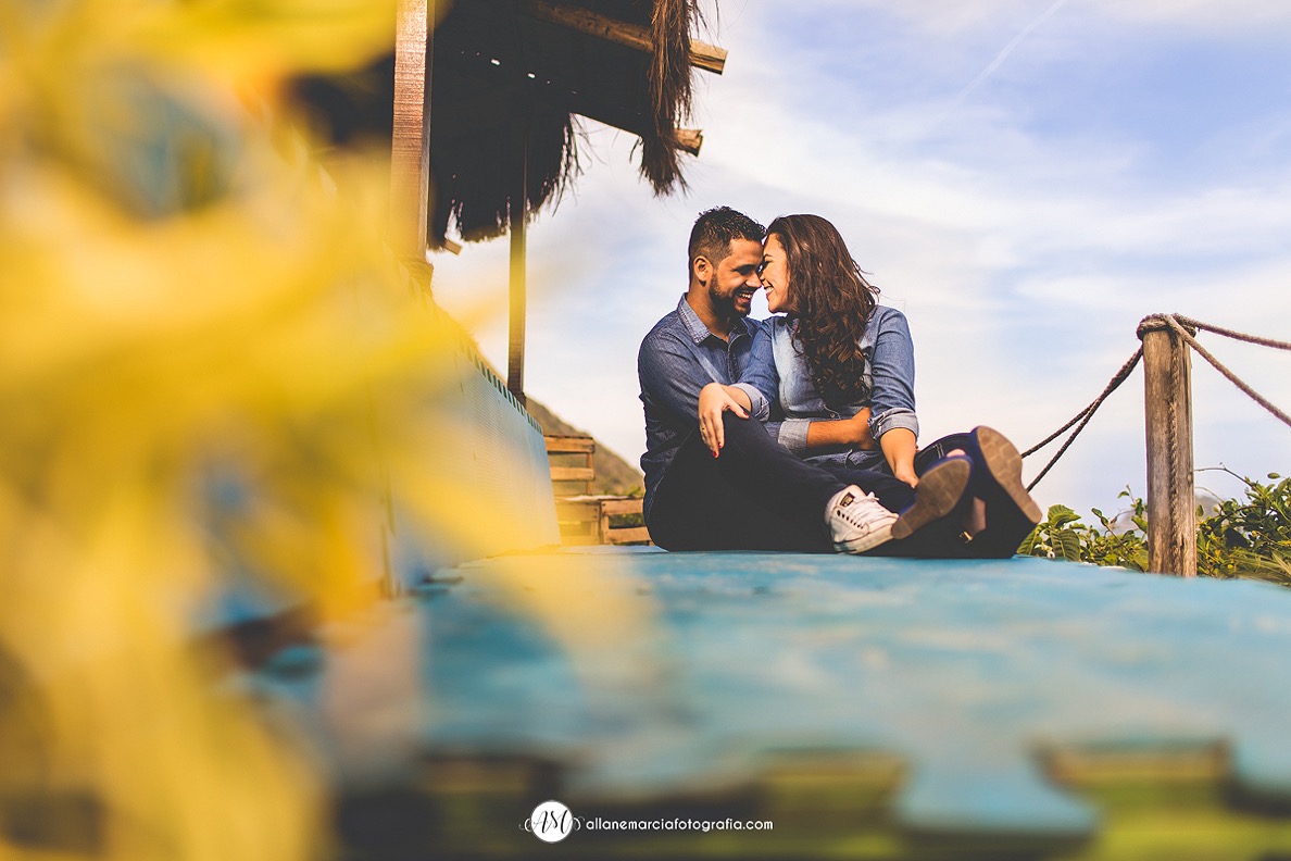 casal de noivos sentados