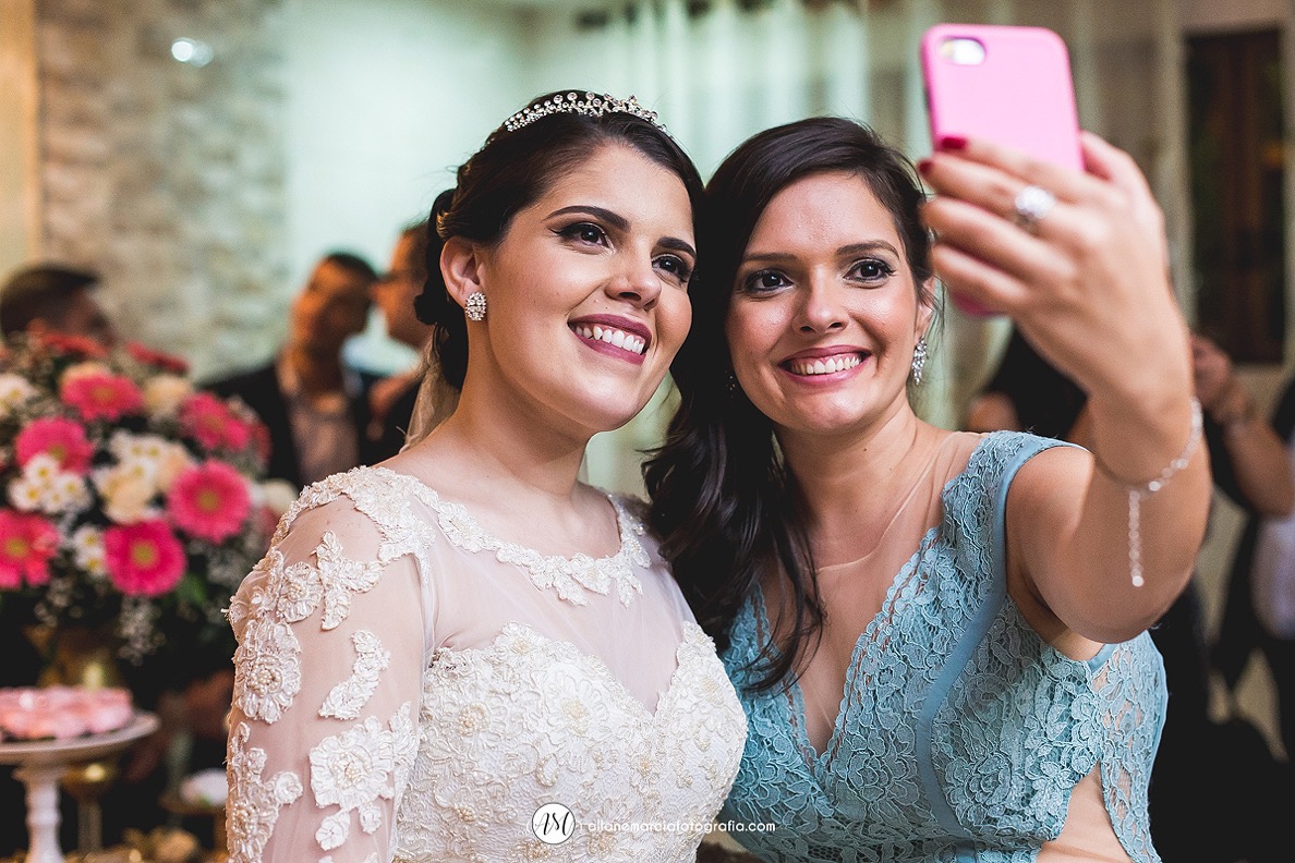 madrinha da noiva fazendo selfie no celular