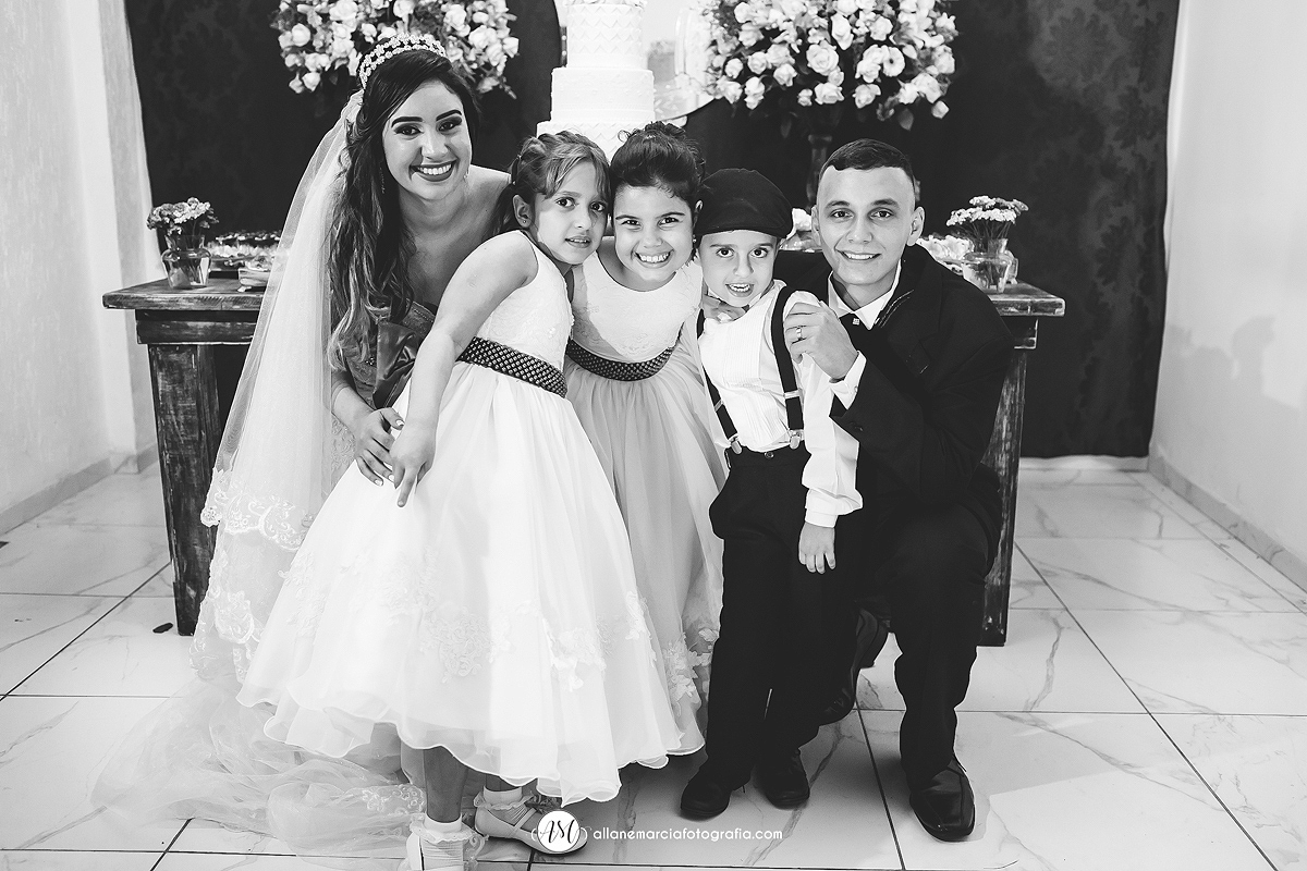 noivos com pajem e daminha