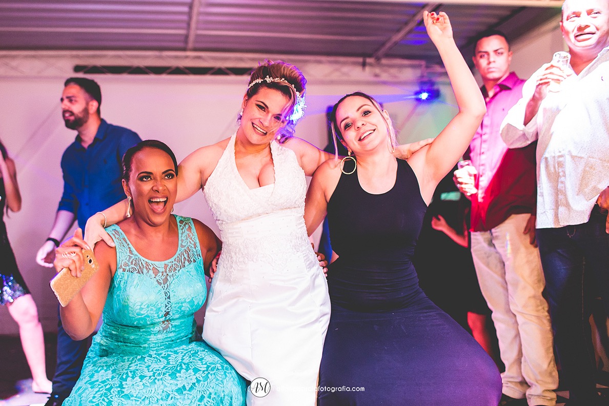 noiva com amigas na pista de dança