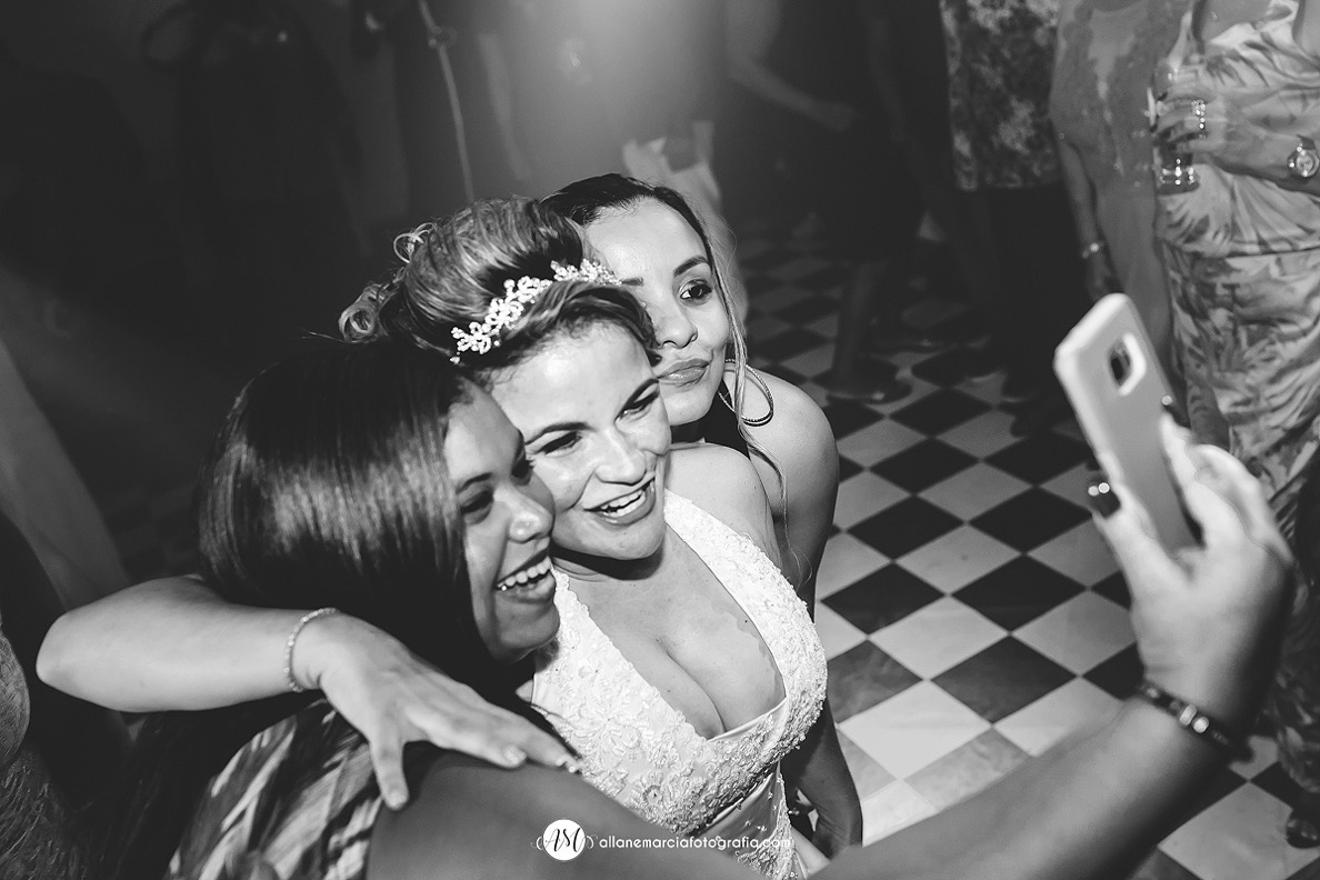 noiva com amigas na pista