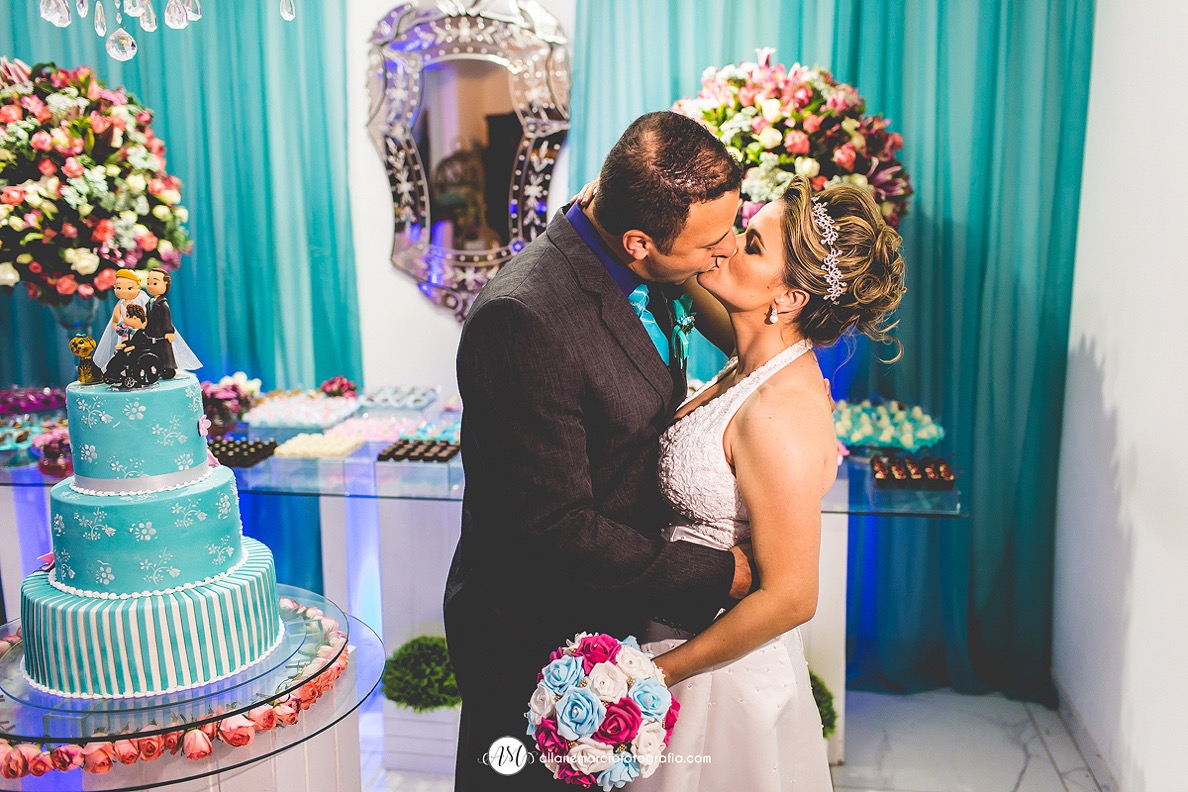 noivos se beijando