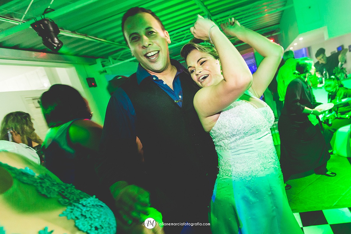 noivos na pista de dança