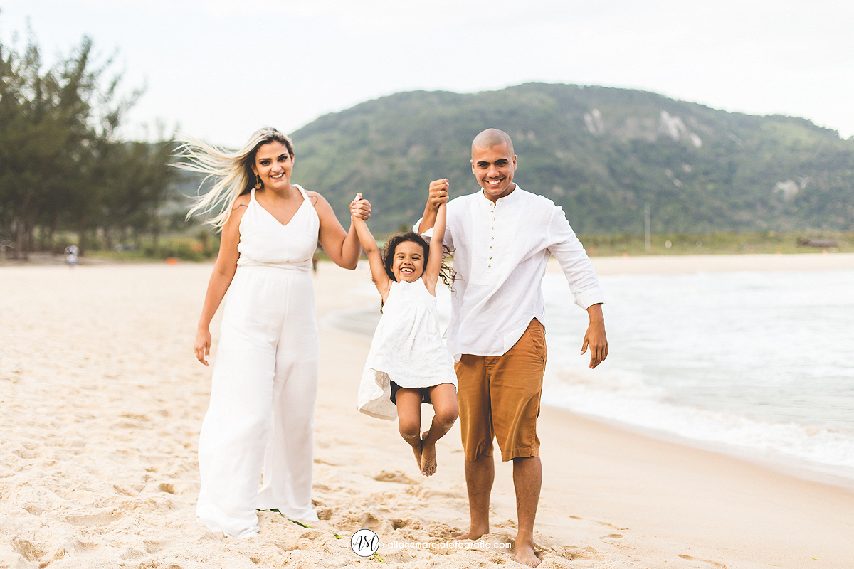 criança com os pais na praia