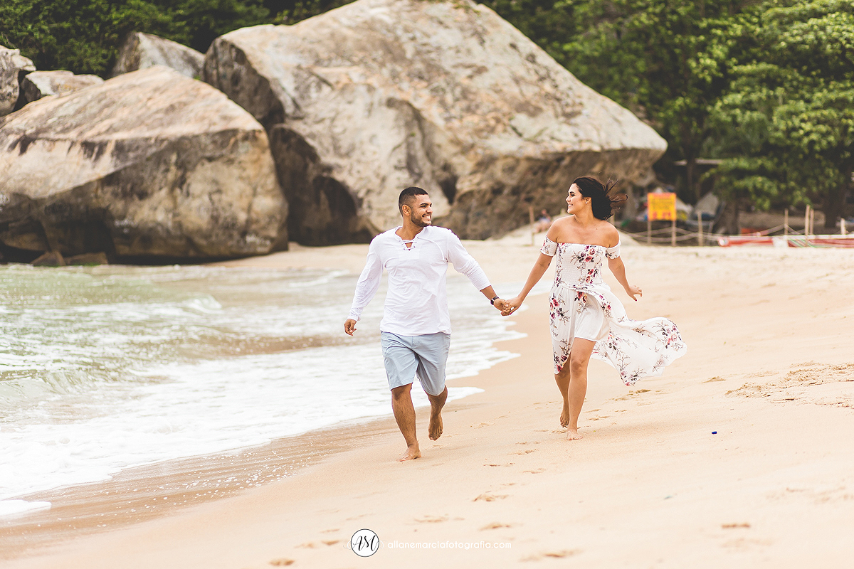 noivos correndo na praia