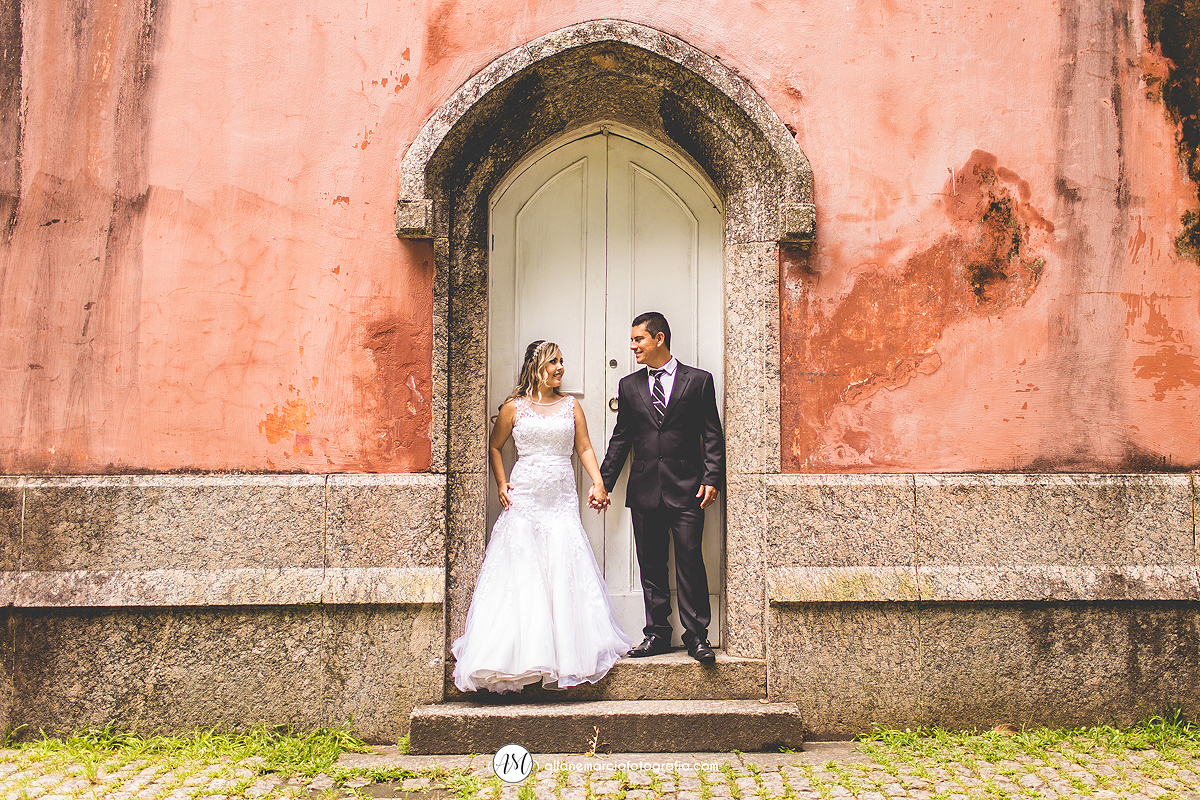 noivos se olhando em ensaio pós-casamento