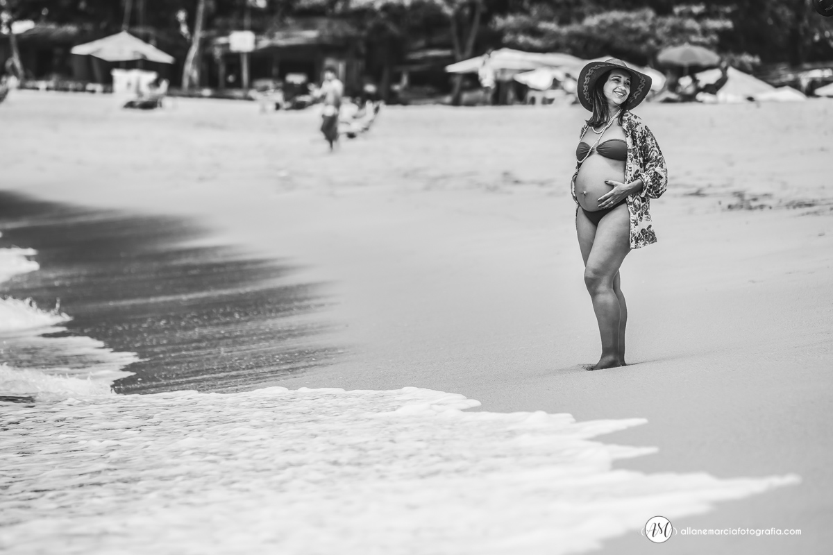 gestante de biquini na praia