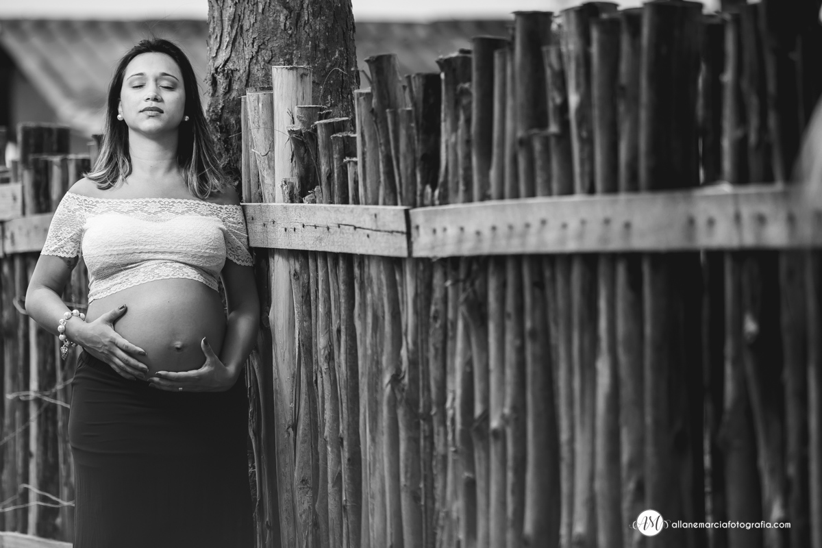 foto gestante em preto e branco