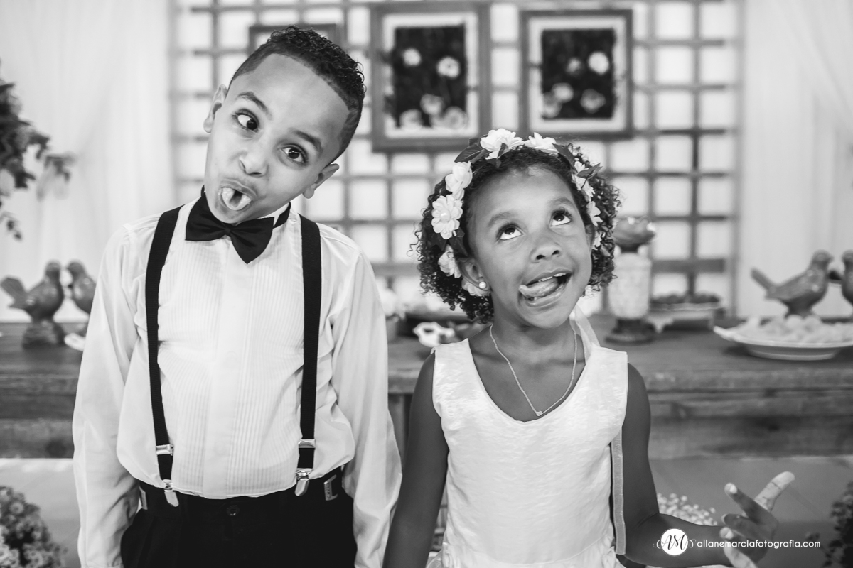 crianças fazendo caretas no casamento