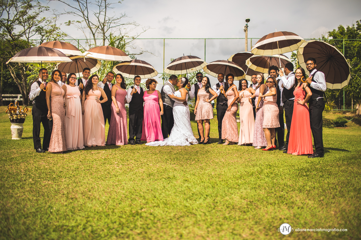 foto criativa dos noivos com padrinho em sitio