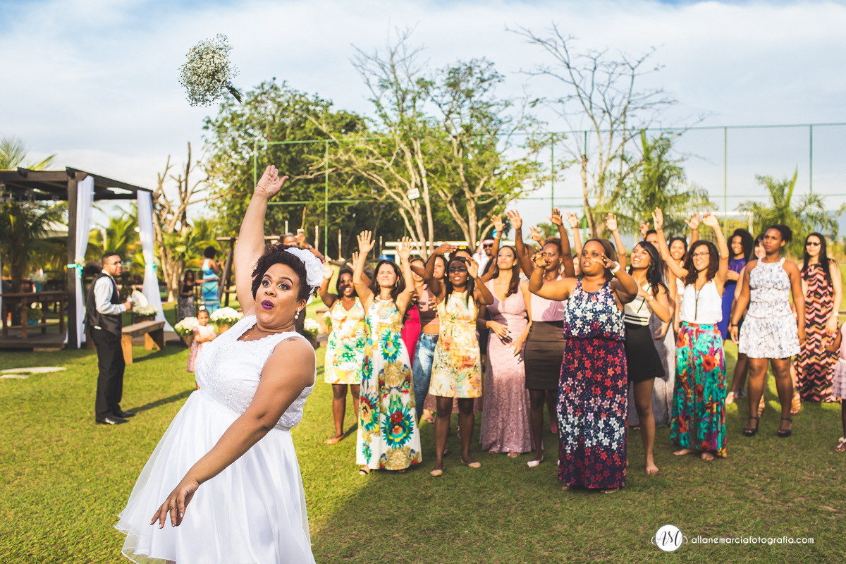 noiva jogando o bouquet