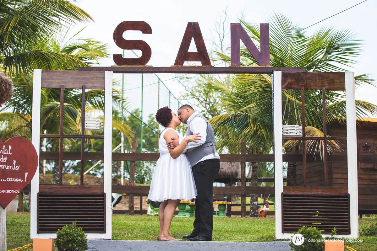 casamento ao ar livre beijo do casal