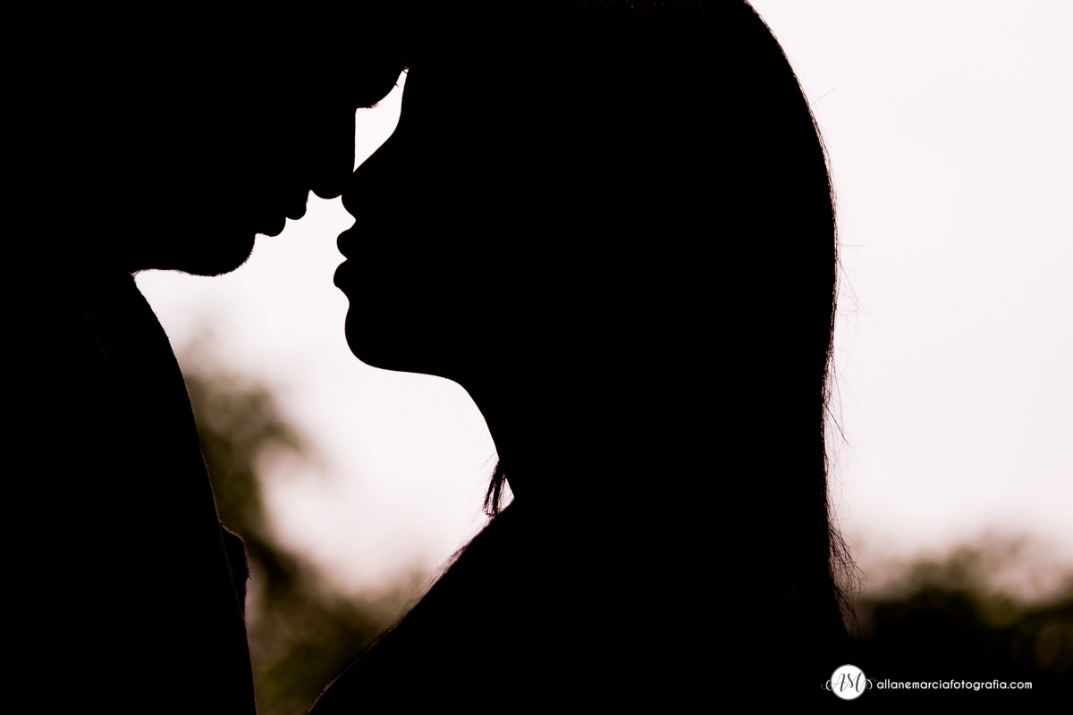 silueta de casal se beijando