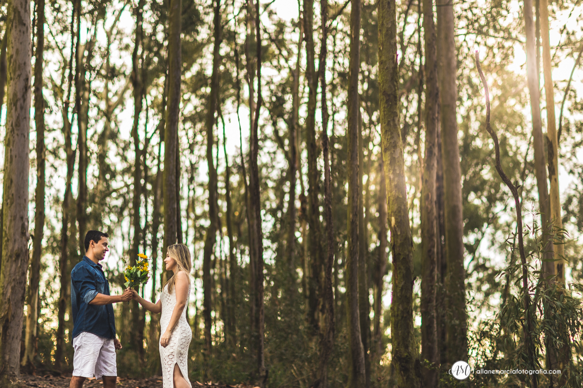 fotografia de casal na floresta