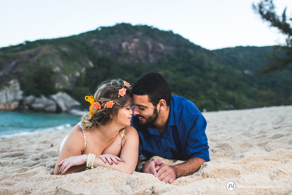 noivos deitado na praia