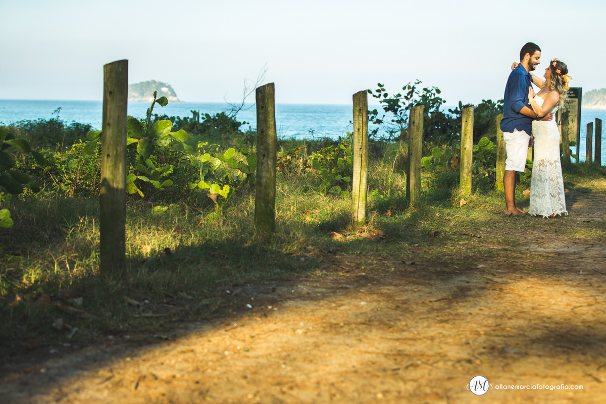 noivos felizes na praia