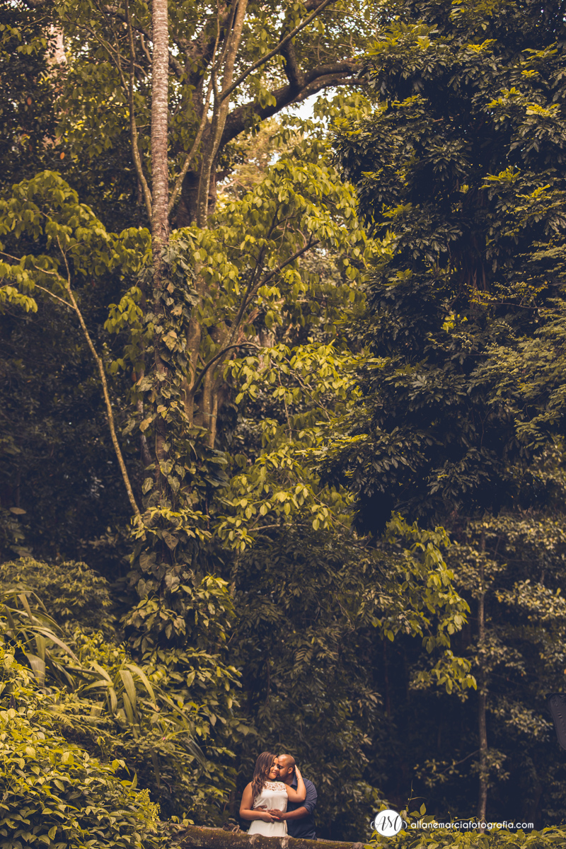 fotos de pre-casamento em local verde