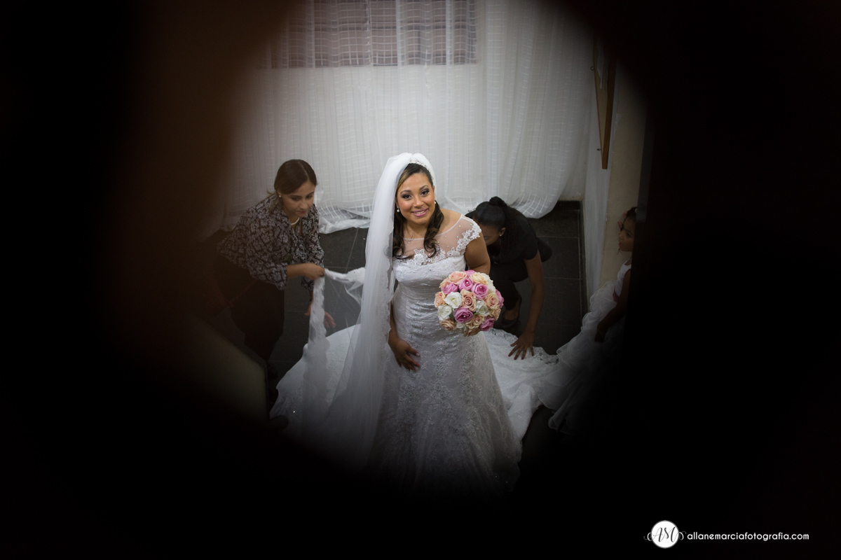 noiva chegando na igreja