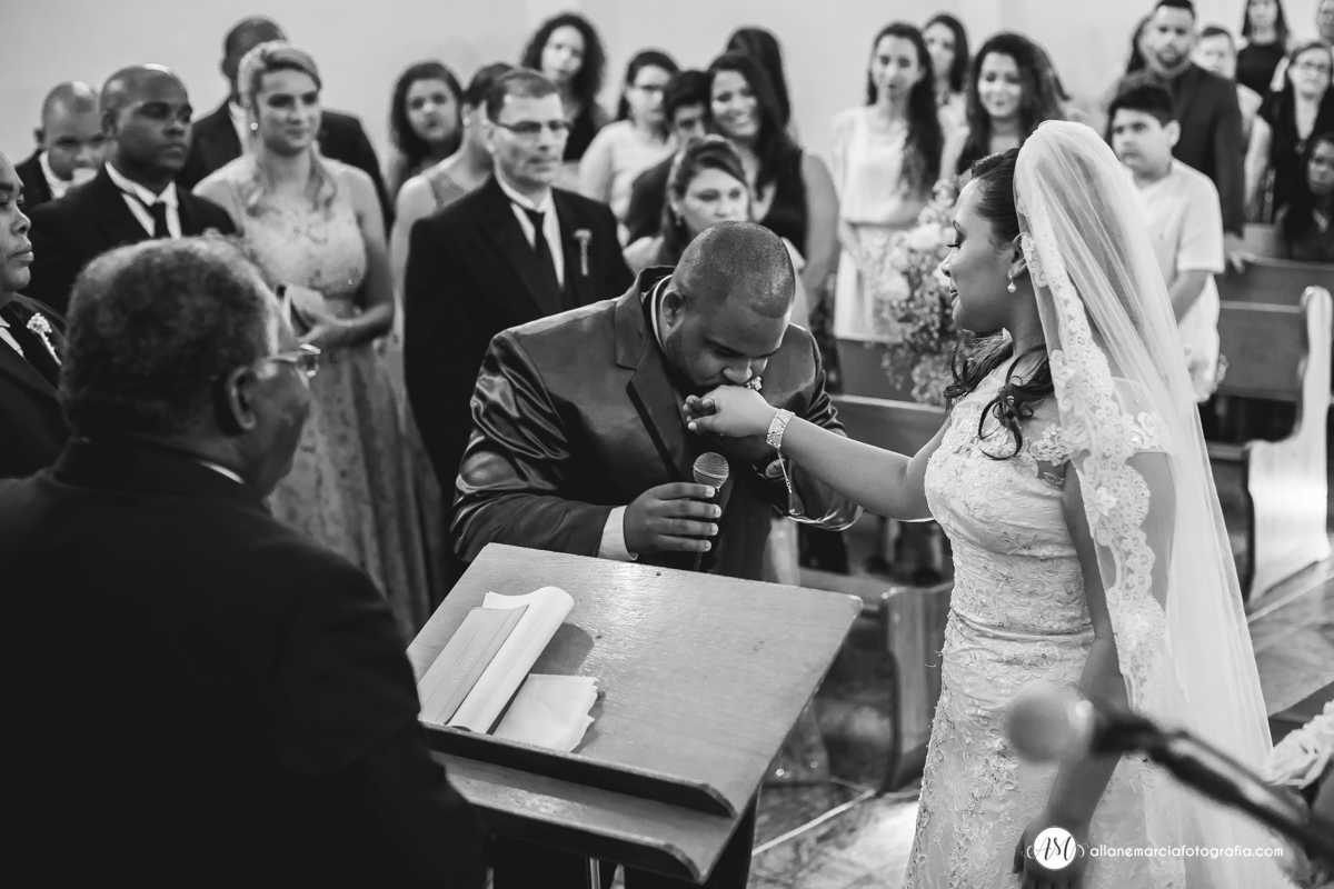 noivo beijando a mão da noiva