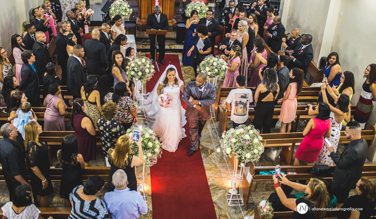noivos saindo da igreja no casamento