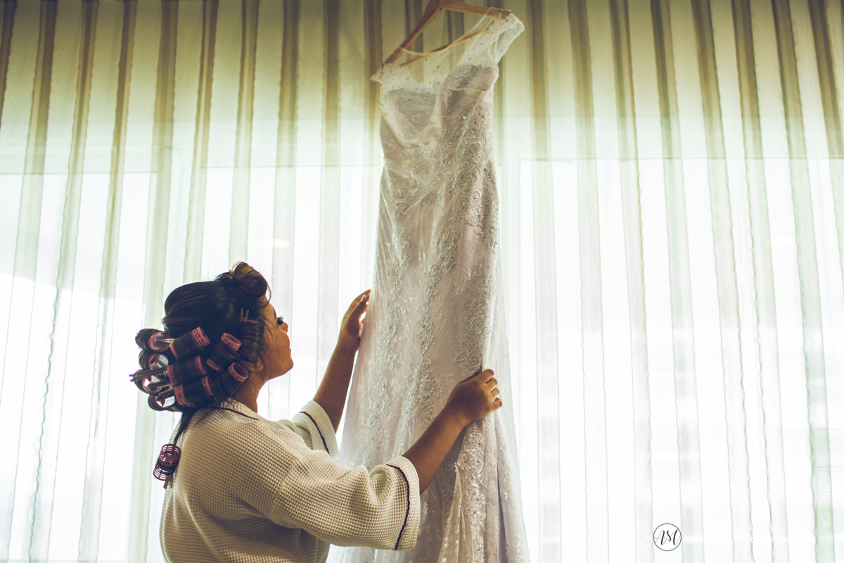 noiva segurando o vestido