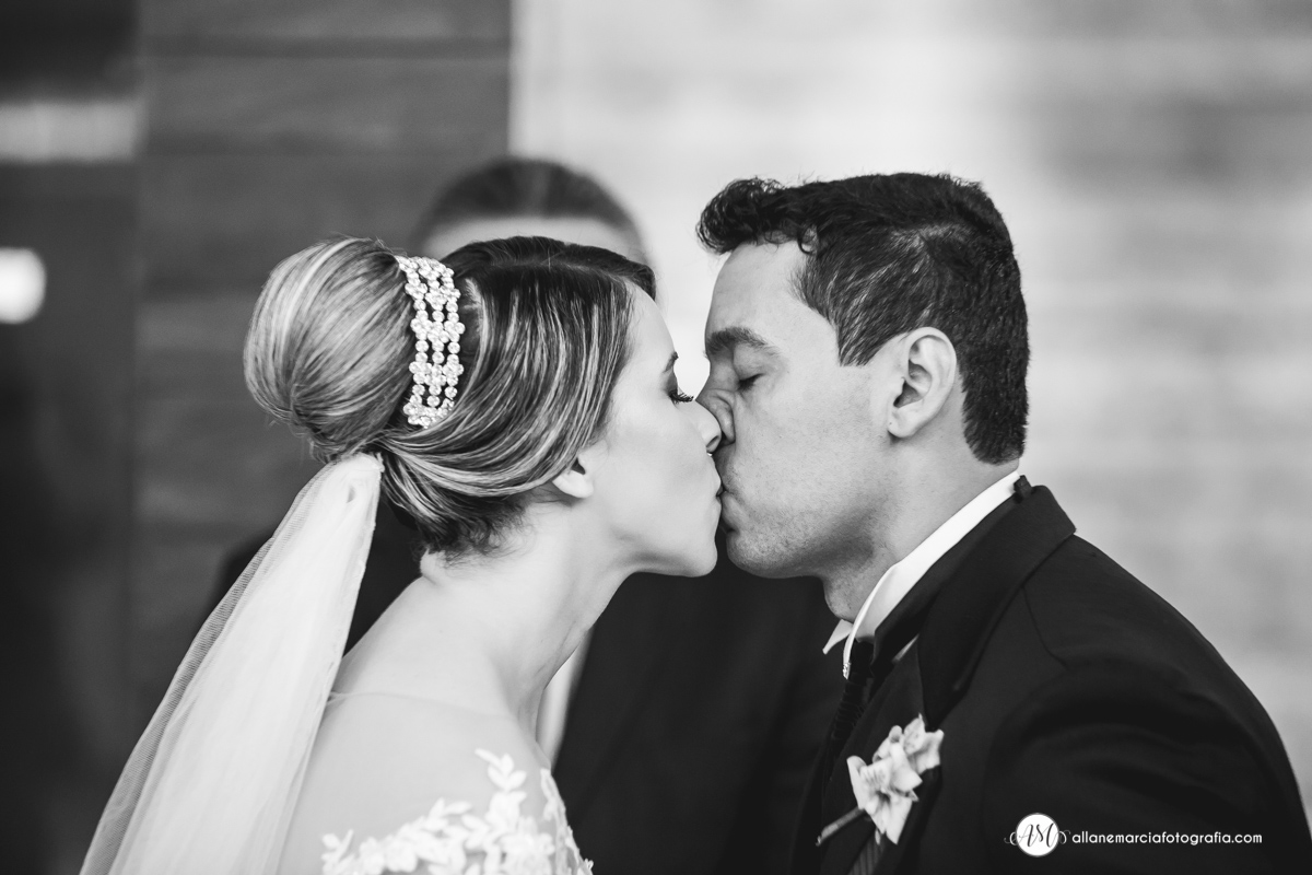 noivos se beijando