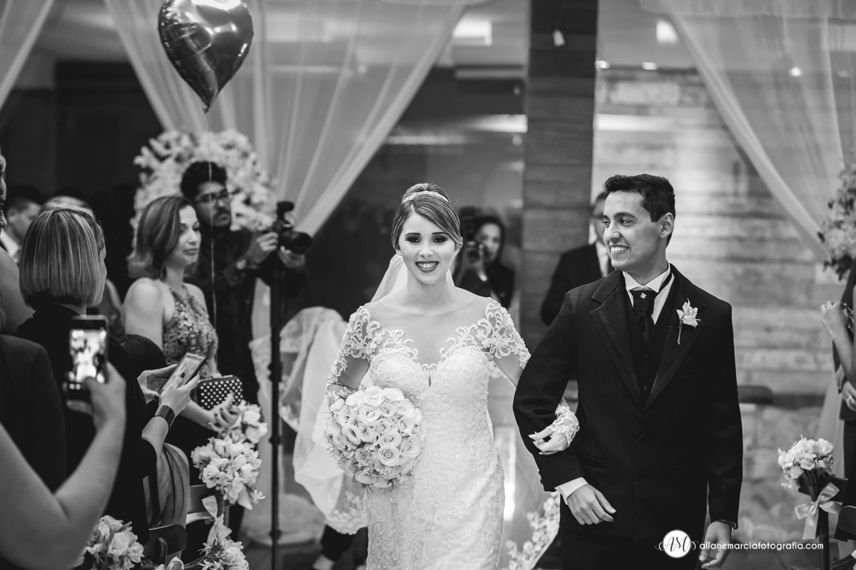 Saída de noivos em casamento