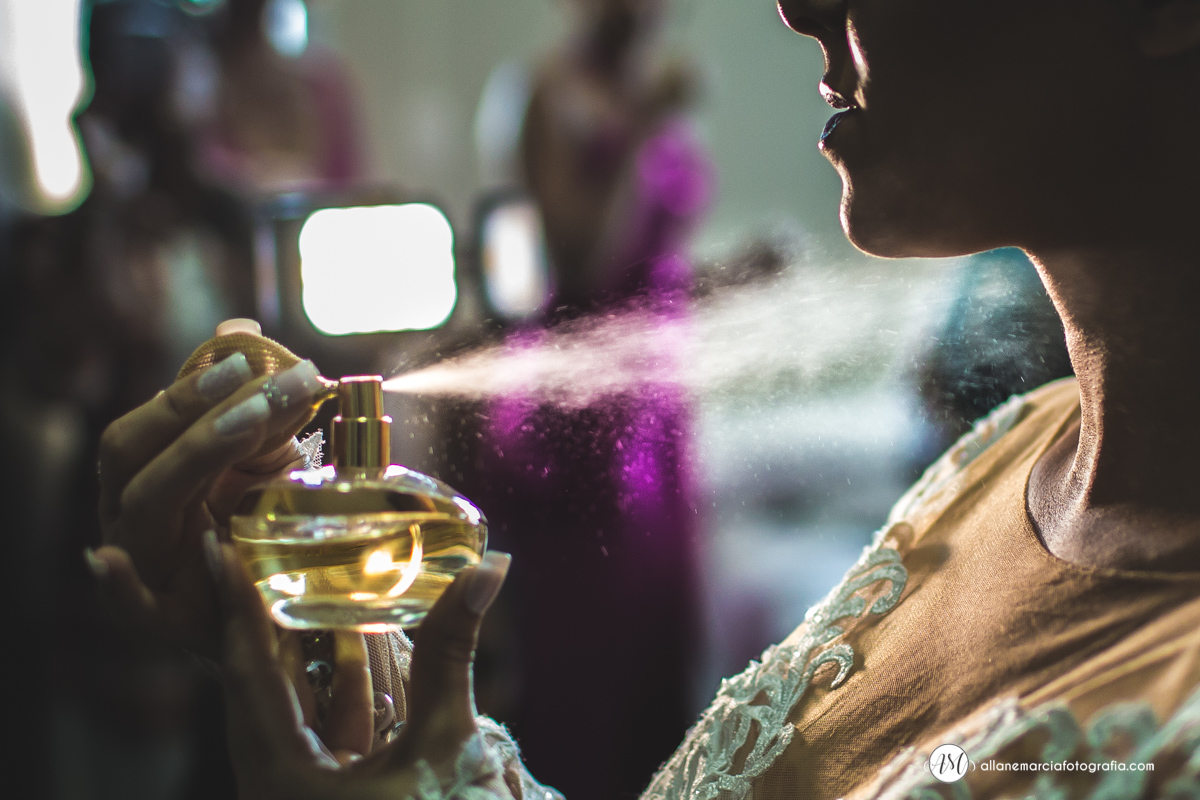 noiva colocando perfume