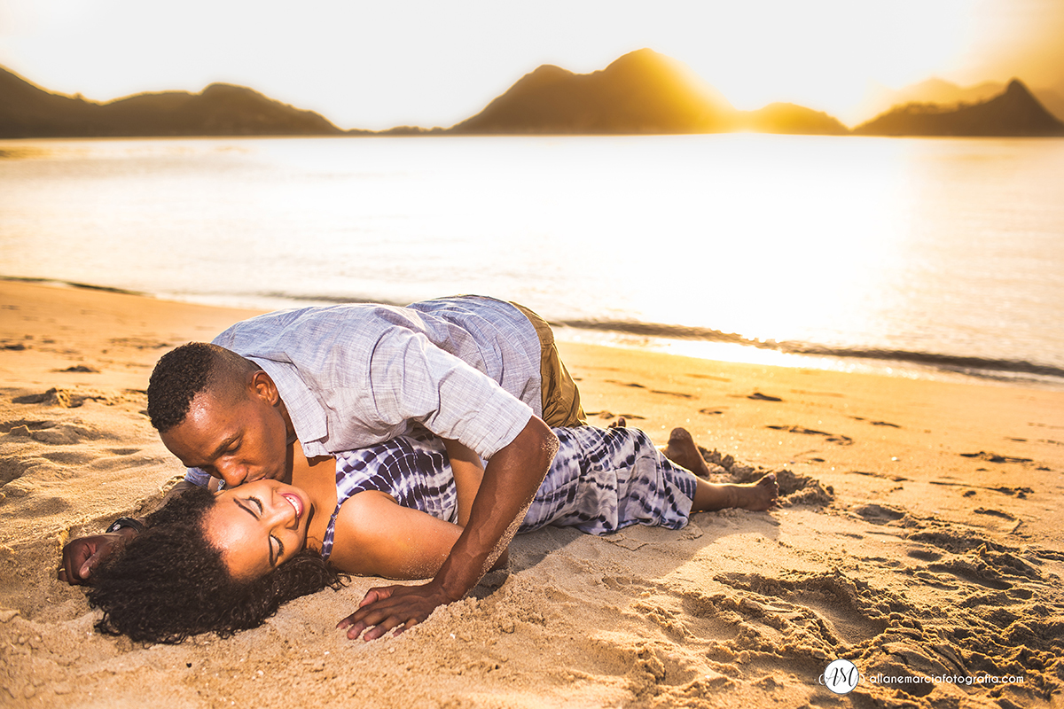 noivos se beijando na areia da praia