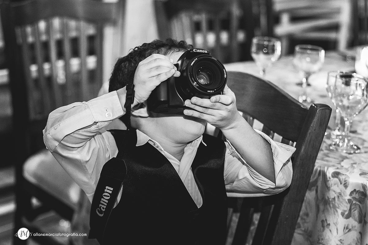 criança fotografando