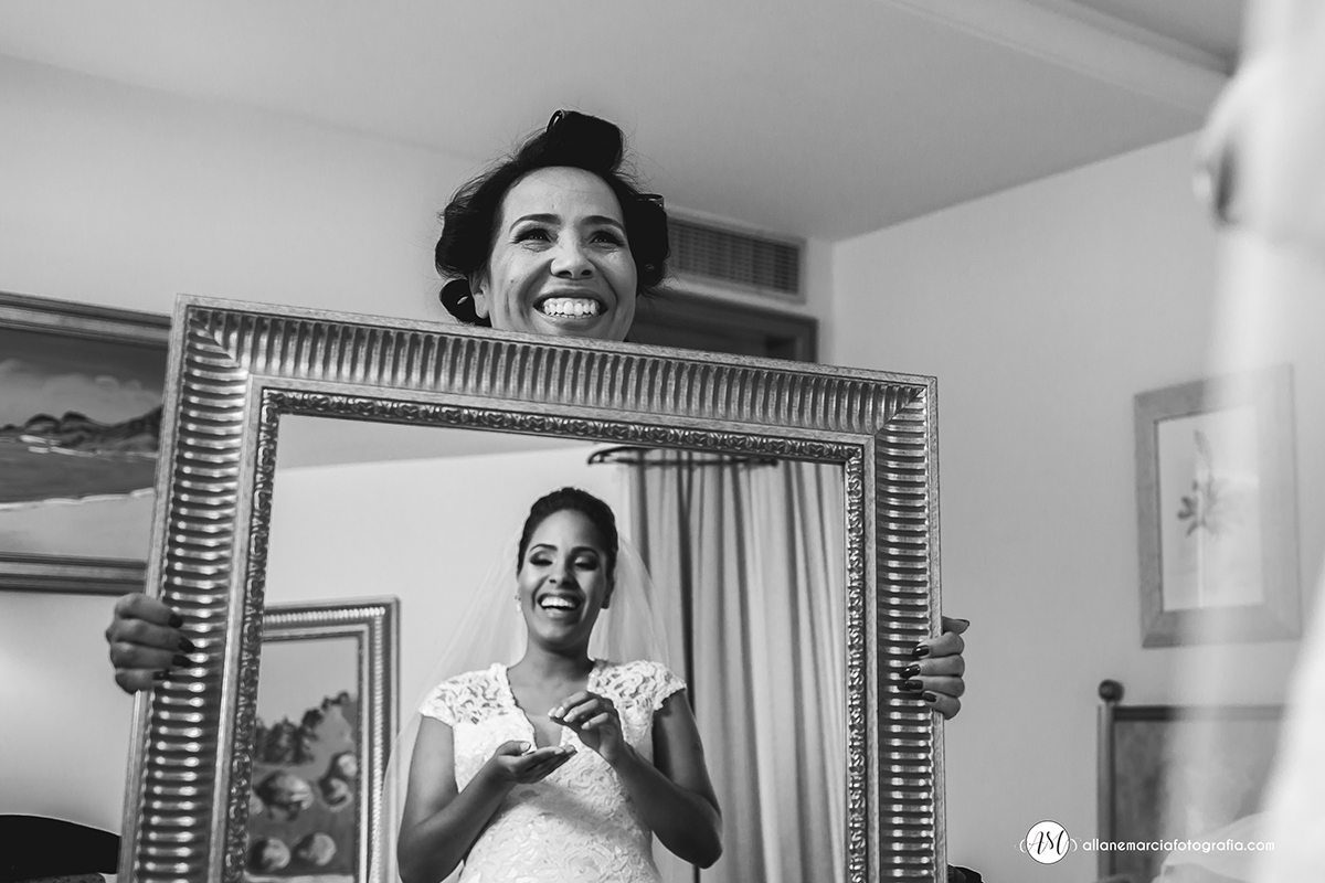 mãe da noiva emocionada