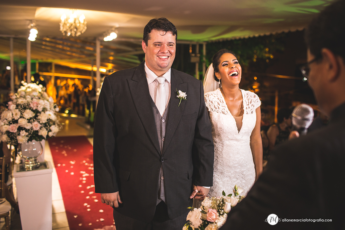noivos felizes no casamento