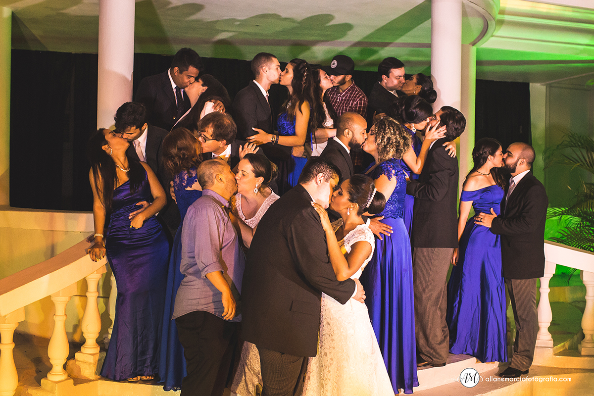 padrinhos se beijando