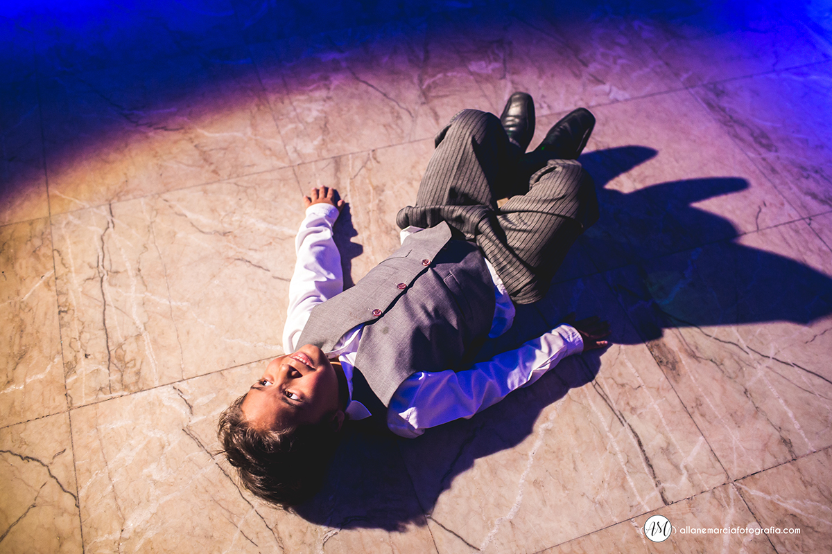 criança na pista de dança