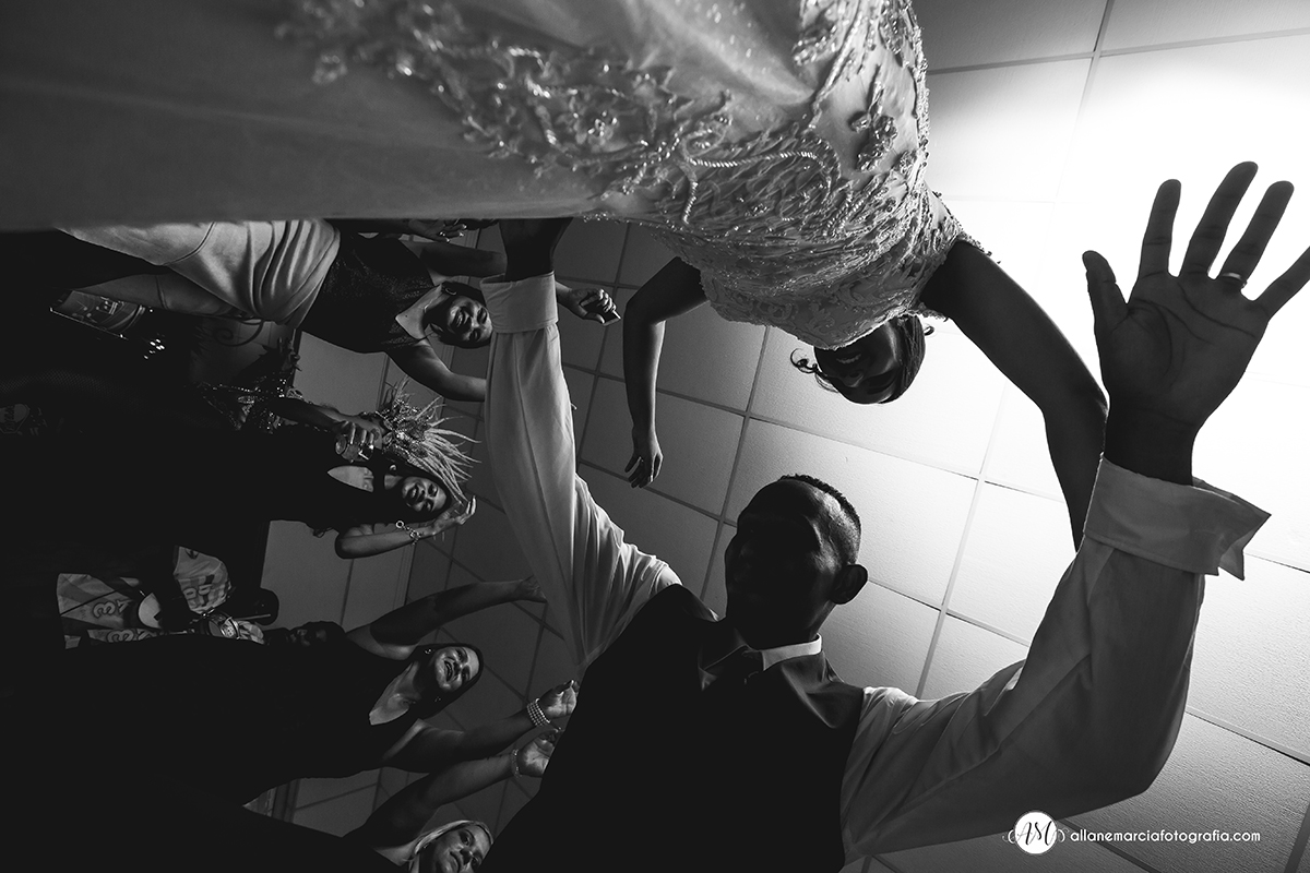 casamento divertido, noivos dançando