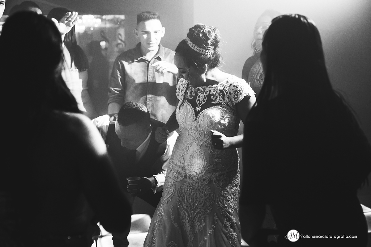 noivos na pista de dança
