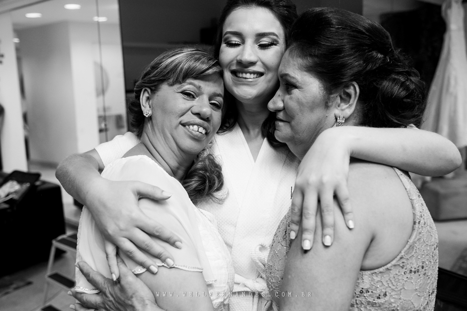 abraço de mãe e irmã