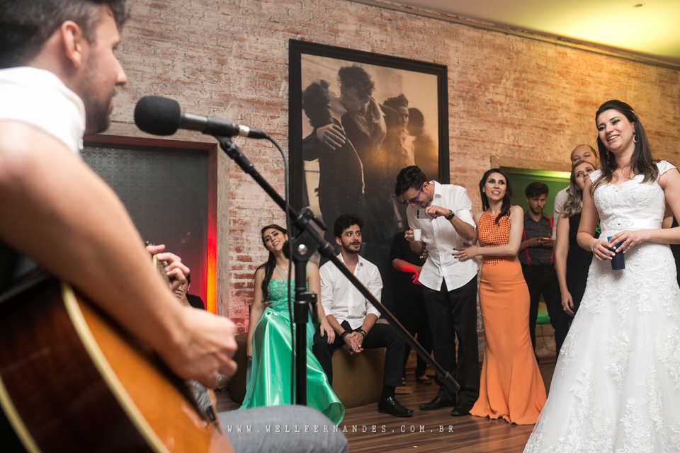 noivo cantando para a noiva