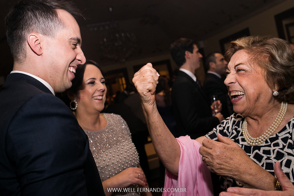 vovó curtindo a festa de casamento