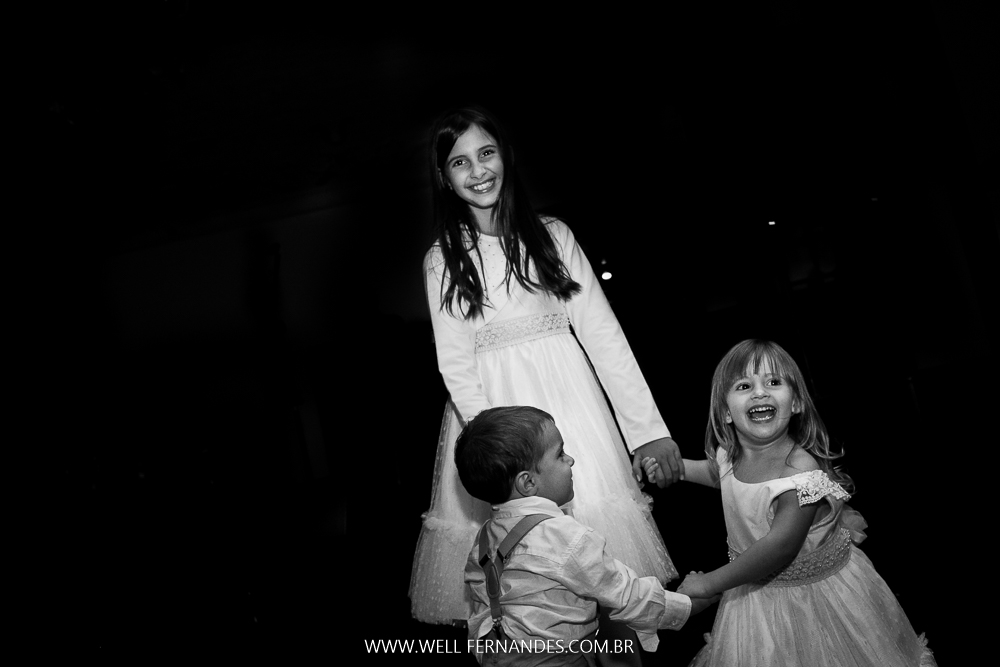 crianças brincando no casamento