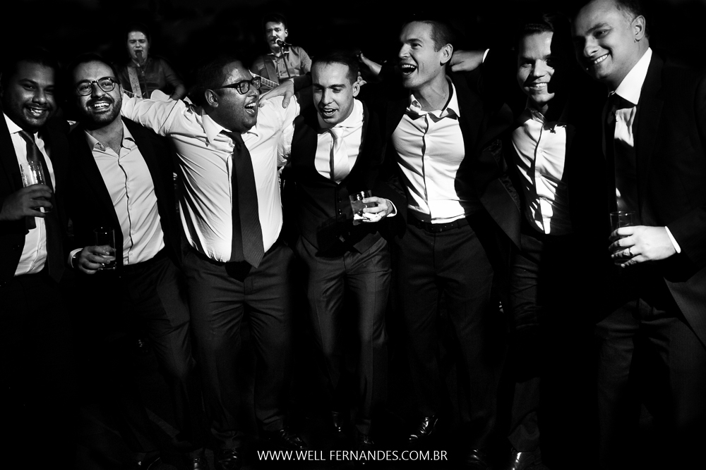 abraços dos amigos na festa de casamento