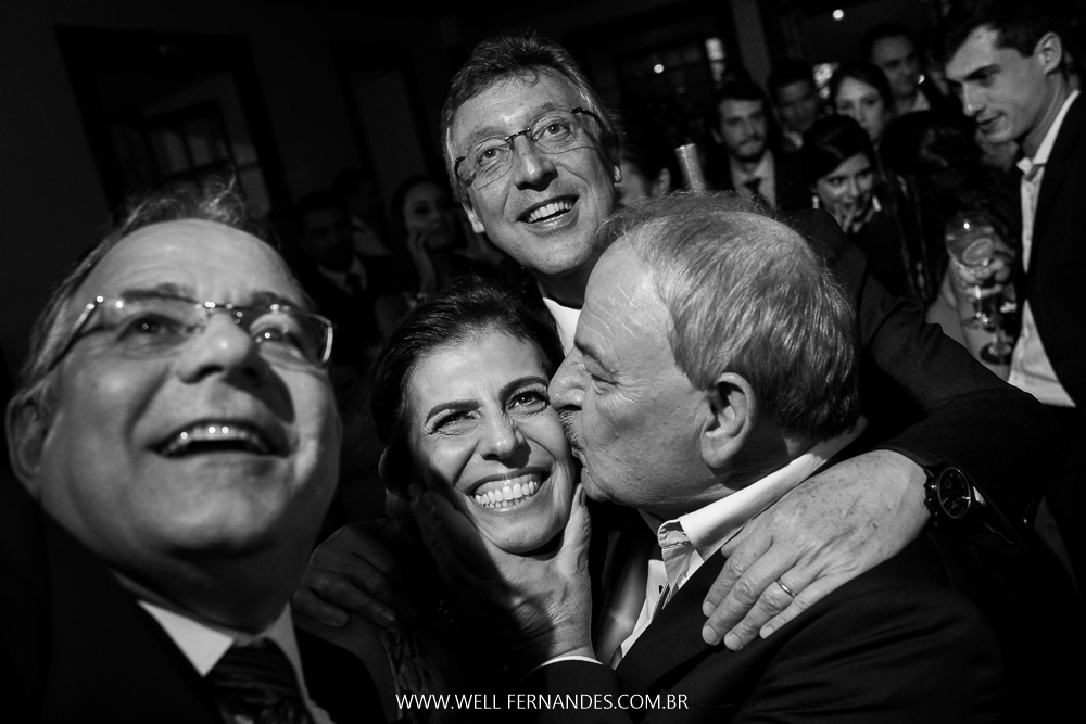 convidados dando beijo na festa